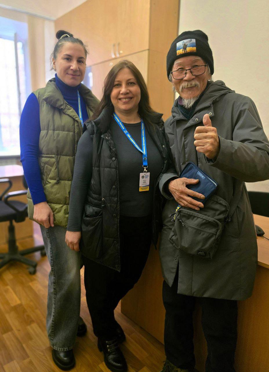 Фуминори Цучико "стал украинцем": известный японский волонтер получил паспорт